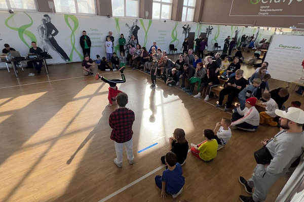 12 марта 2023 года в Новосибирске прошел турнир по брейкингу «Этажи», организатор – Центр танцевального спорта «Статус».